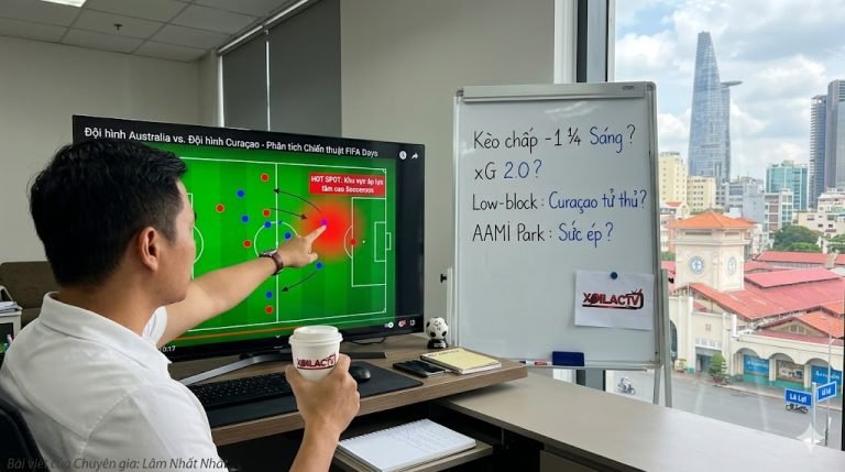 Góc nhìn 'behind-the-scenes' của chuyên gia Lâm Nhất Nhất tại văn phòng Quận 1, HCM, đang phân tích sơ đồ chiến thuật và kèo chấp trận Australia vs. Curaçao với Bitexco và chợ Bến Thành ở hậu cảnh.